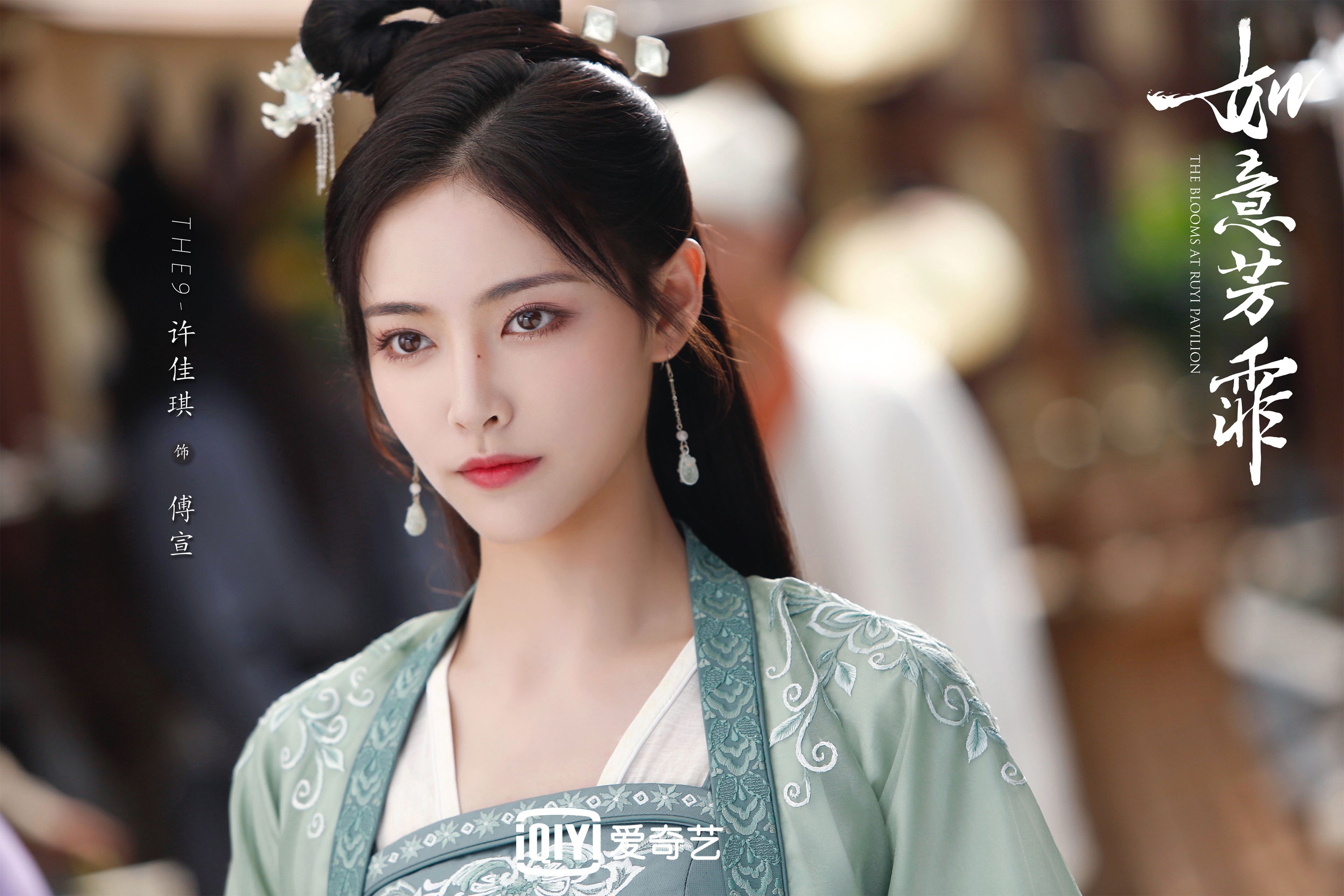 “高原极速:雪山顶端的孤独追逐”,高原上的雪山